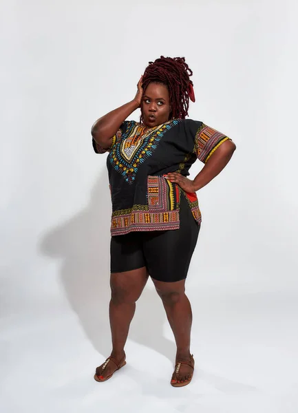 Plus size haitianische Frau mit ethnischer Bluse — Stockfoto