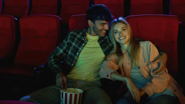 Portret van een schattig koppel, gelukkig jonge man en vrouw samen naar de film kijken tijdens een romantisch afspraakje in de bioscoop — Stockfoto