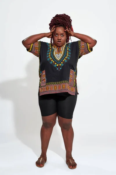 Plus size haitianische Frau posiert mit den Händen auf dem Kopf — Stockfoto
