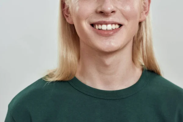 Feliz joven caucásico hombre con el pelo largo y rubio sonriendo — Foto de Stock