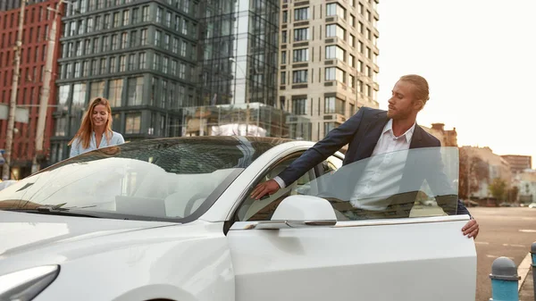 Jong Kaukasisch paar krijgen in auto geparkeerd op straat — Stockfoto