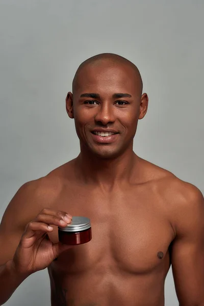 Férfiak, akik kozmetikai termékkel együtt konzervet szerelnek fel — Stock Fotó