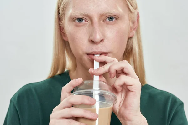 Retrato de joven caucásico pelo rubio chico bebiendo café — Foto de Stock