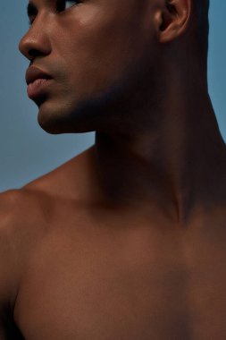 Atlet endişeli bir bakışla mesafeye bakıyor