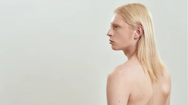 Young caucasian long haired blond shirtless man sideways — стоковое фото