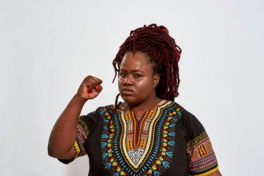 Artı boy genç bir kadın el ele tutuşuyor.