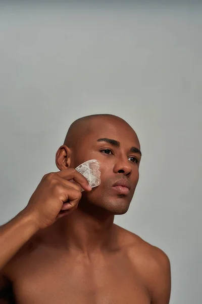 Manusia mendapatkan perawatan kulit wajah dengan scraper — Stok Foto