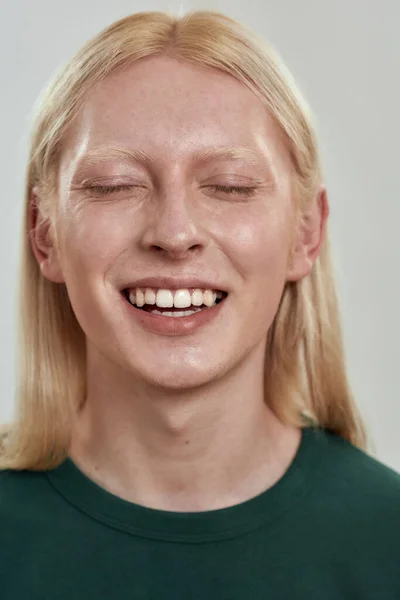 Gülen uzun sarı saçlı mutlu gencin portresi. — Stok fotoğraf