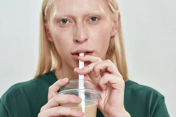 年轻的高加索金发男子喝咖啡的画像 — 图库照片