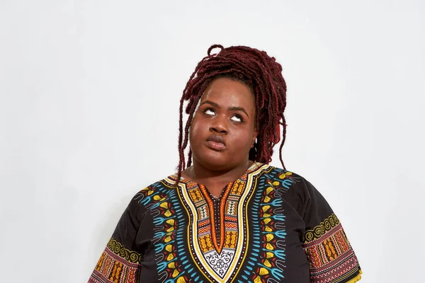 Plump junge afrikanisch-amerikanische Frau rollt ihre Augen — Stockfoto