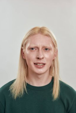 Yakışıklı, genç, uzun saçlı erkek modelin portresi.