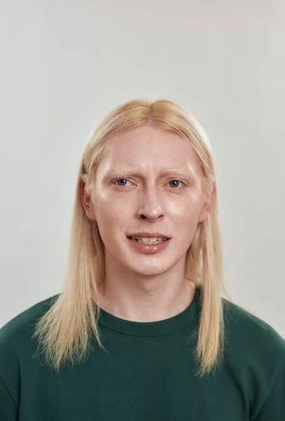 Retrato de bonito jovem cabelo longo modelo masculino — Fotografia de Stock