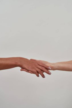 Bir el daha tutarken yaklaş. Kurtuluşun işareti, arka planda izole edilmiş vasilik