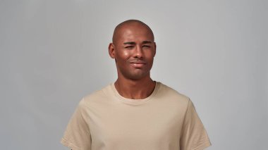 Şüpheci melez adam güvensizlikle önümüze bakıyor.