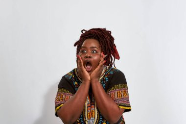 Şok olmuş genç bir kadın ağzı açık.