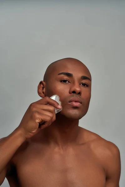 Gezichtshulpmiddel dat huidvuil van het gezicht van de mens verwijdert — Stockfoto