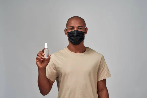 Prezentace ručního spreje afroamerickým mužem — Stock fotografie