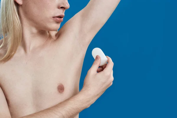 年轻的高加索人在腋下使用结晶化抗汗剂 — 图库照片
