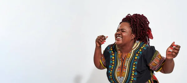 Glad fyllig ung haitisk kvinna skrattar högt — Stockfoto