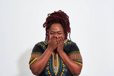 Mutlu ve cüsseli Afro-Amerikan kadının portresi.