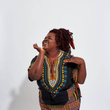 Rasta bukleli mutlu genç bir kadın