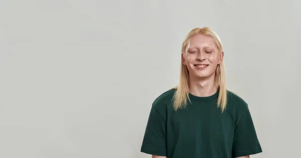 Boldog fiatal fehér férfi modell hosszú szőke haj — Stock Fotó