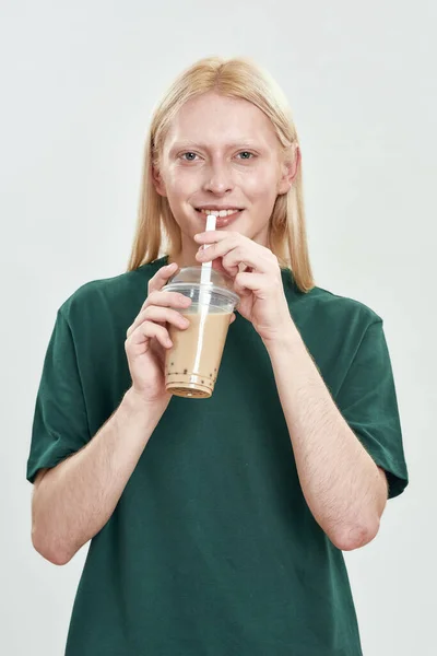 Χαρούμενος νεαρός καυκάσιος που κρατάει καφέ. — Φωτογραφία Αρχείου