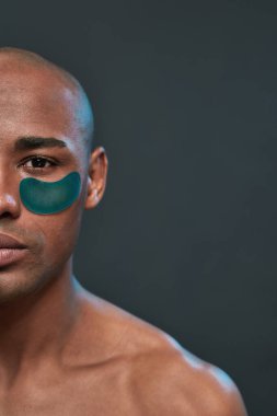 Göz bandı takmış yarım bir adam yüzü.