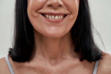 Gülümseyen orta yaşlı kadının çenesine odaklan