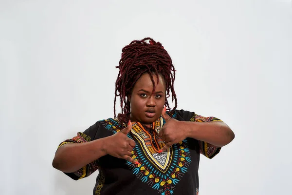 Schön mollig junge haitianische Frau zeigt Shaka-Geste — Stockfoto