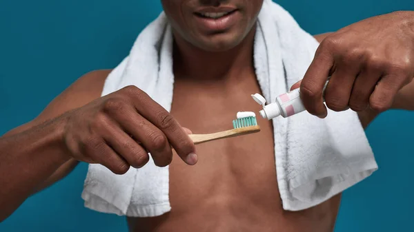 Tandenborstel met plak erop van een tube — Stockfoto