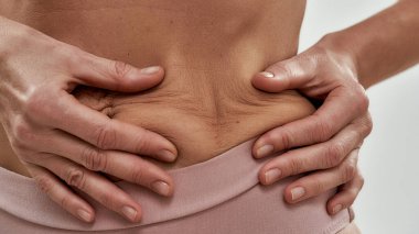 Zayıf, orta yaşlı, beyaz tenli kadın.