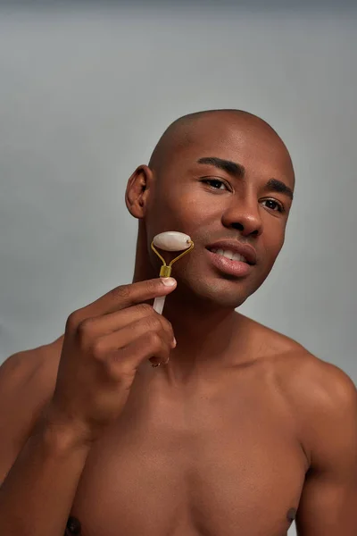 Mosolygó férfi alatt a szépség eljárás gua sha masszázs — Stock Fotó
