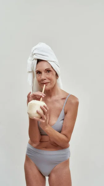 Gai moyen âge caucasien femme potable smoothie — Photo