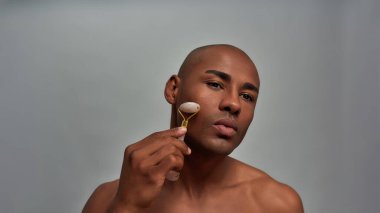 Gua sha tedavisi için yanağını çeviriyor.