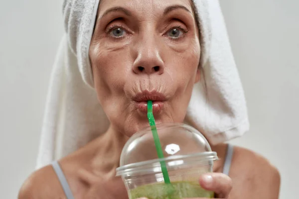 Porträt einer Frau mittleren Alters, die Smoothie trinkt — Stockfoto