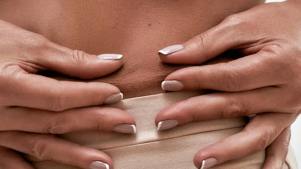 Mulher em lingerie mostrando pele amassada na cintura — Fotografia de Stock