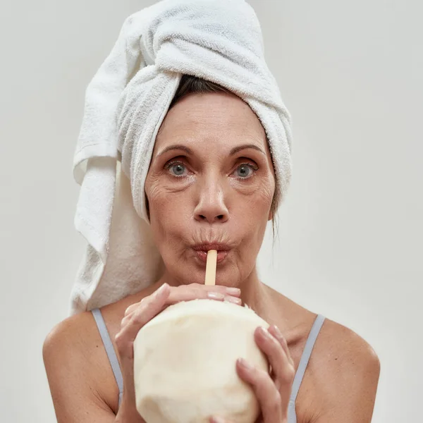 Portrait of middle aged woman drinking smoothie — Stock Photo, Image