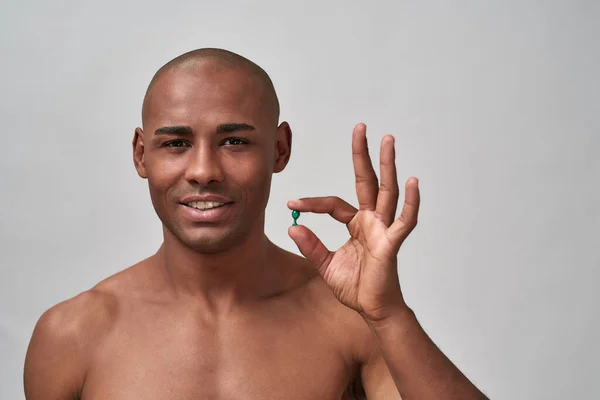Masculino recomendando uma cápsula para a pele ao redor dos olhos — Fotografia de Stock
