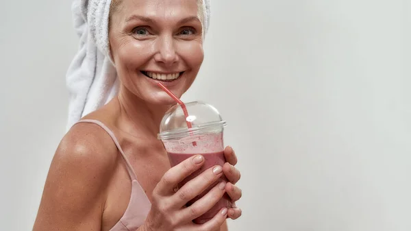 Porträt einer Kaukasierin mittleren Alters mit Smoothie — Stockfoto