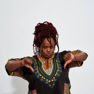 Üzgün, tombul, baş parmağını kaldıran genç kadın.