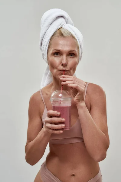 Gai femme d'âge moyen en lingerie boisson smoothie — Photo