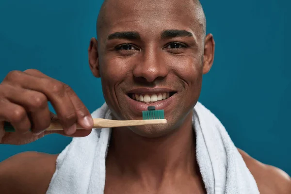 Vriendelijke man die zich voorbereidt op het poetsen van tanden met tablet — Stockfoto