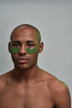 Göz bantları olan sağlıklı vücutlu bir adam.