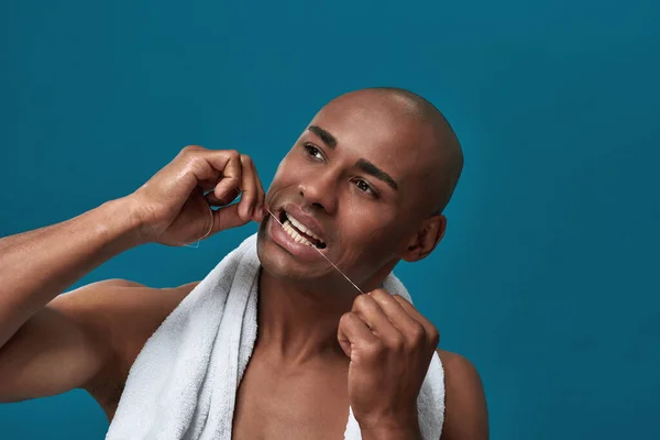 Man ruimt tanden op met flosdraad — Stockfoto
