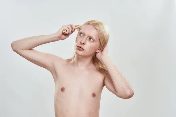 Young shirtless caucasian man grooming his long hair — Stock Photo, Image