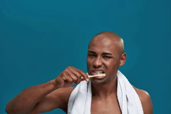 Vegyes bőrű ember lehúzza a száját egy fogkefével — Stock Fotó