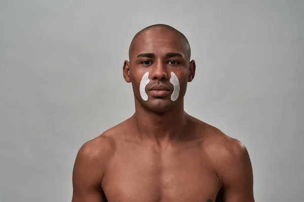 Homem determinado fazendo tratamento de rugas com adesivos — Fotografia de Stock