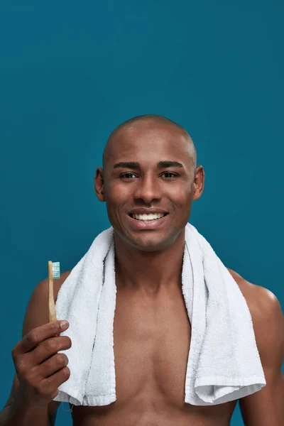 Gelukkig man presenteren een tandenborstel naar de camera — Stockfoto