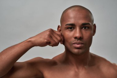 Adam derisinin pürüzsüzlüğünü kontrol ediyor.